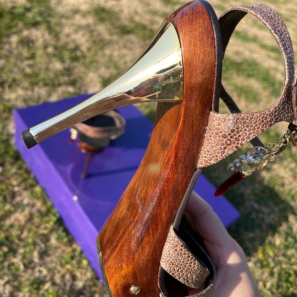 Report Signature Pepper, wood with metal studs and gold heels with charms! 🌶 - Picture 4 of 15